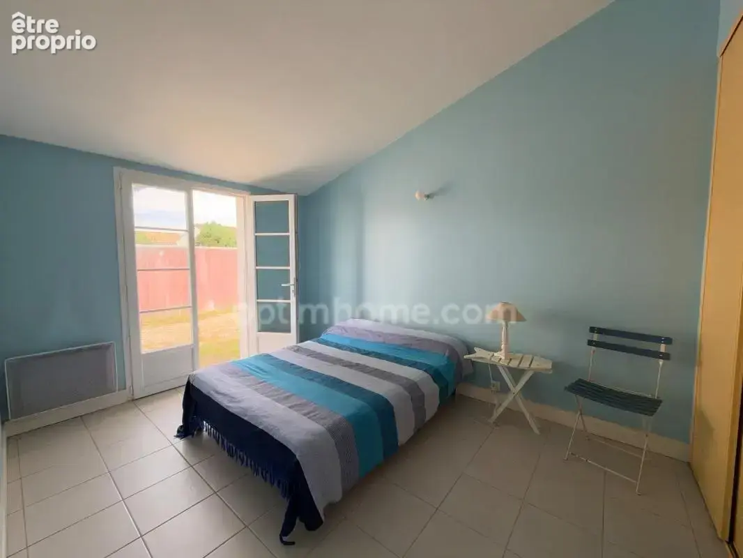 Unique à loix –en zone non submersible–jardin clos -parking privé - photo 11