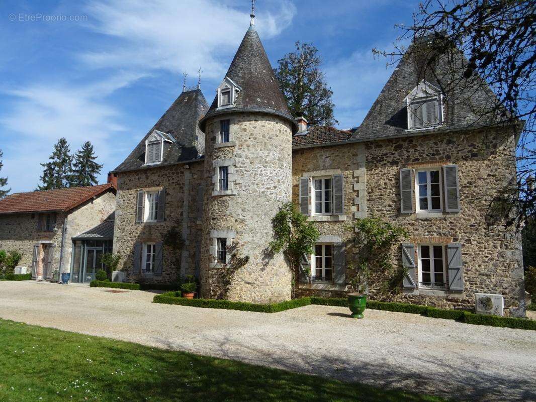 Secteur saint hilaire les places proche de nexon en haute vienne magnifique manoir du 17eme de 280 m² habitables sur 17862 m² de - photo 3