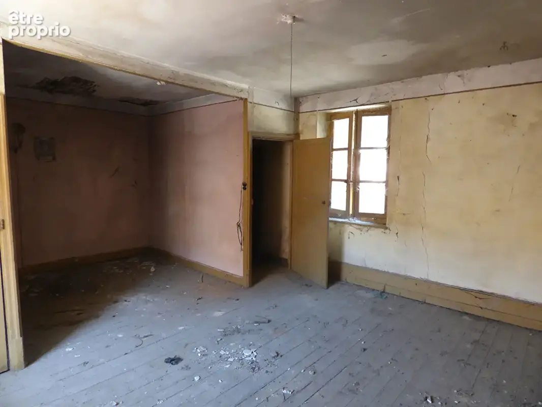 Maison en plein centre de Saint-Trivier-de-Courtes à rénover + dépendance 175 m² - photo 8