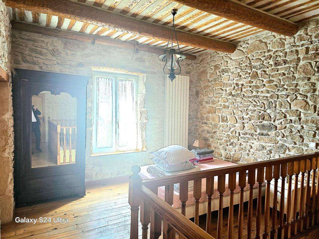 Mas en pierre, composé d'un ensemble immobilier de 10 pièces sur plus de 1210 m² de terrain à SAINT GERVAIS 30200 - photo 8