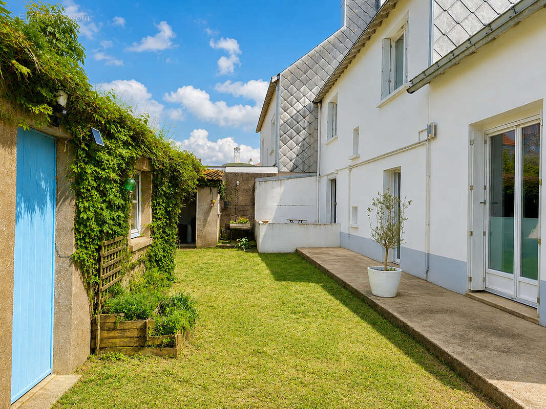 Maison familiale de 110 m2 rénovée avec espace bureau et dépendances à trignac - photo 9