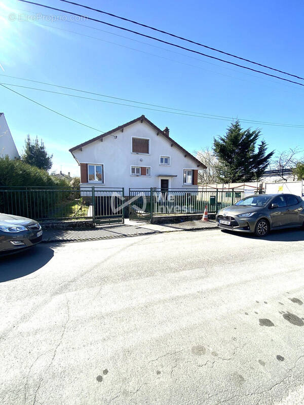 Maison à SAINTE-GENEVIEVE-DES-BOIS
