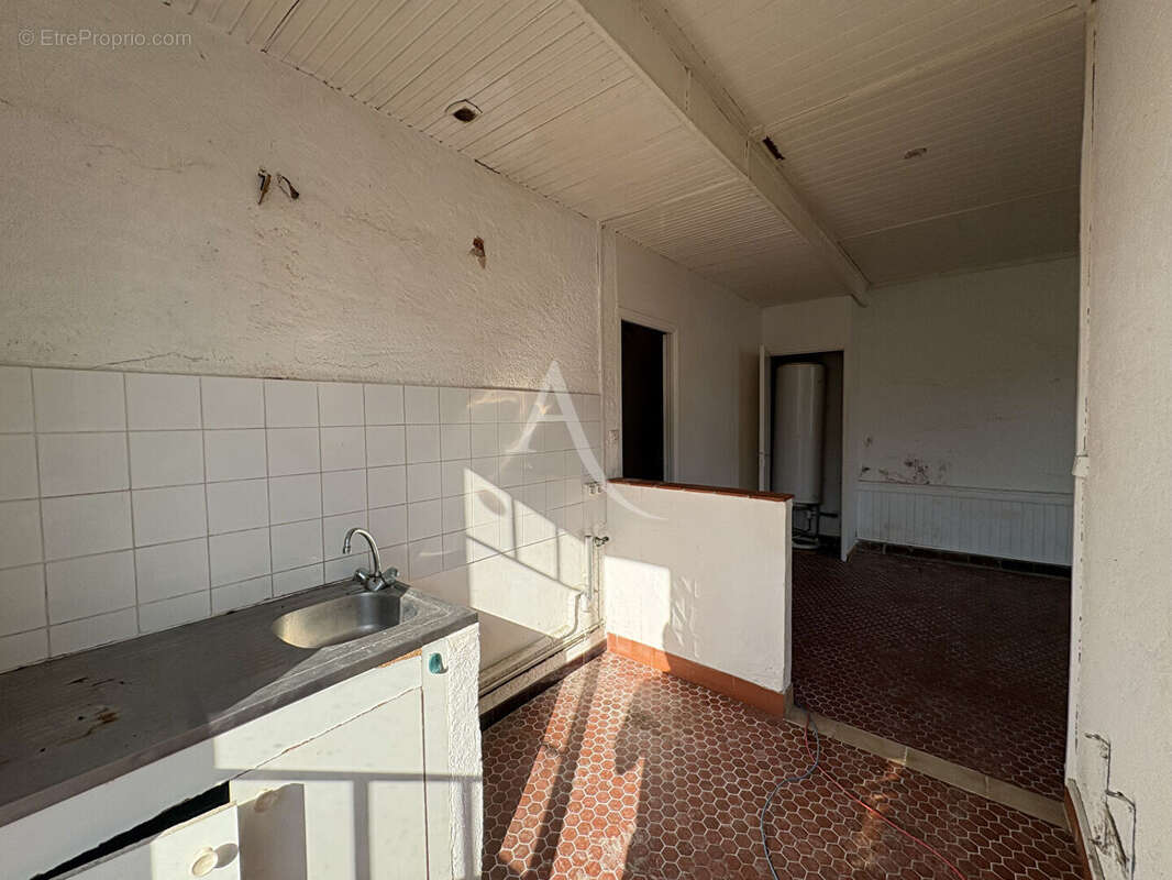 Maison 9 pièces - 3 chambres - NALLIERS - photo 6