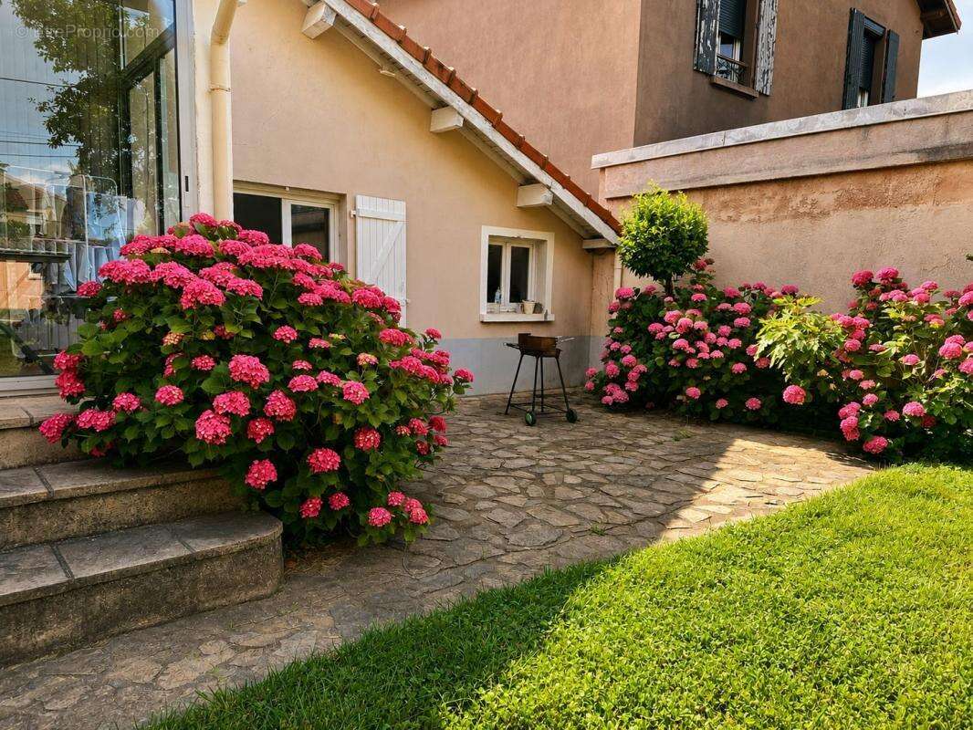 VALENCE - Maison 130m² sur 644m² de jardin avec piscine - photo 2