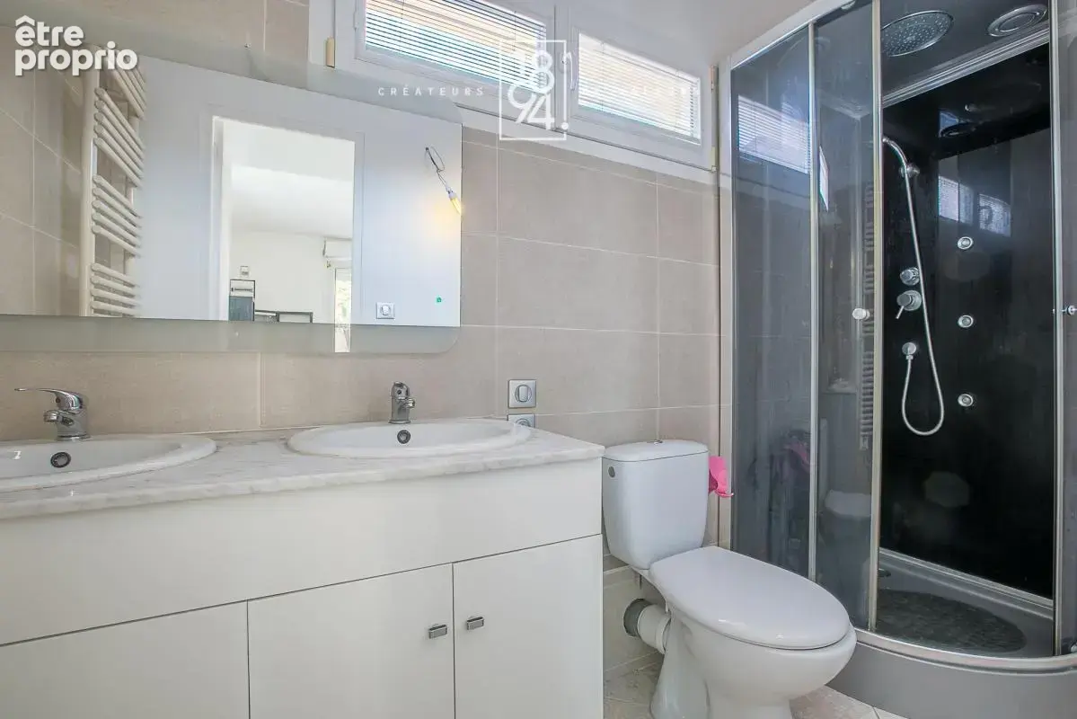 Vue mer – Maison de type 6 de 194 m² sur 1 250 m² de terrain avec piscine, studio indépendant et double garage - photo 24