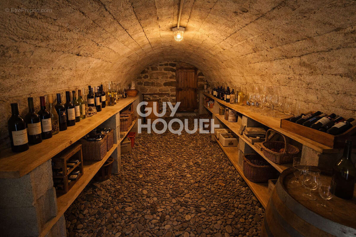 Maison à LA VALLA-SUR-ROCHEFORT