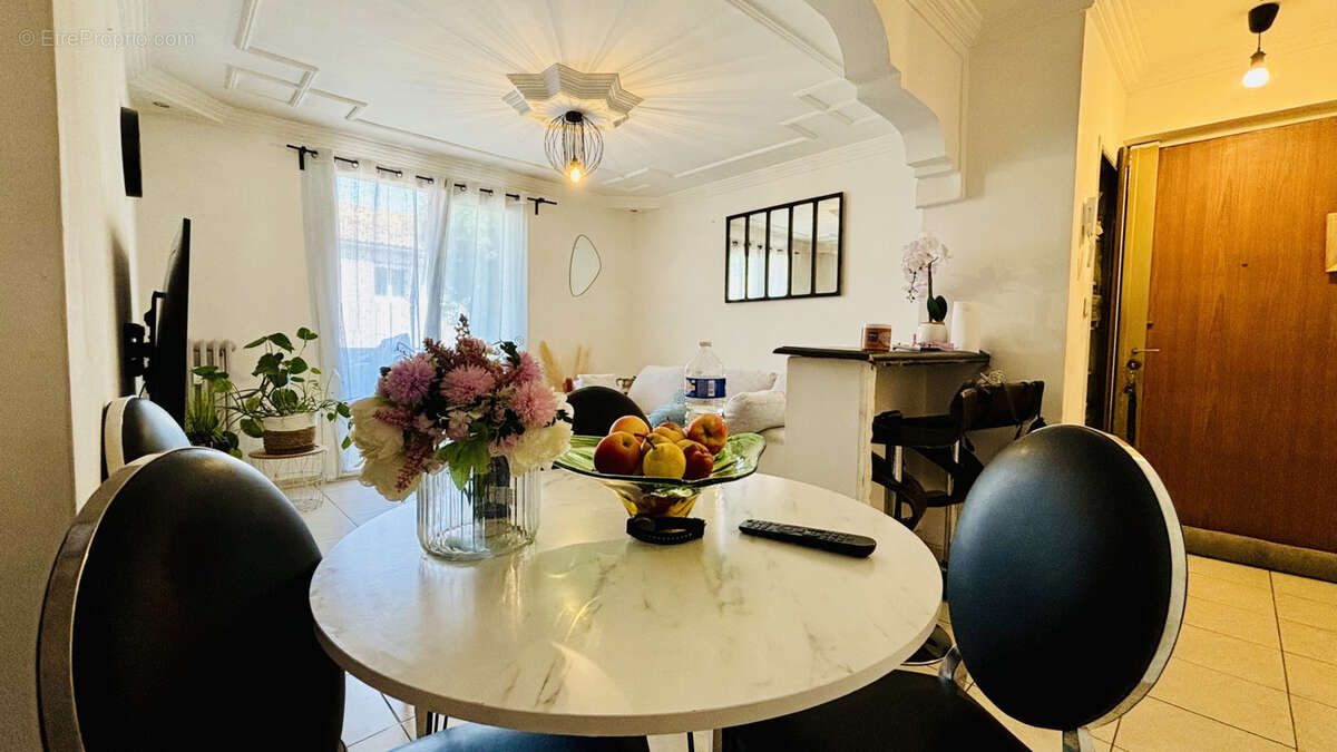 Appartement à LE REVEST-LES-EAUX