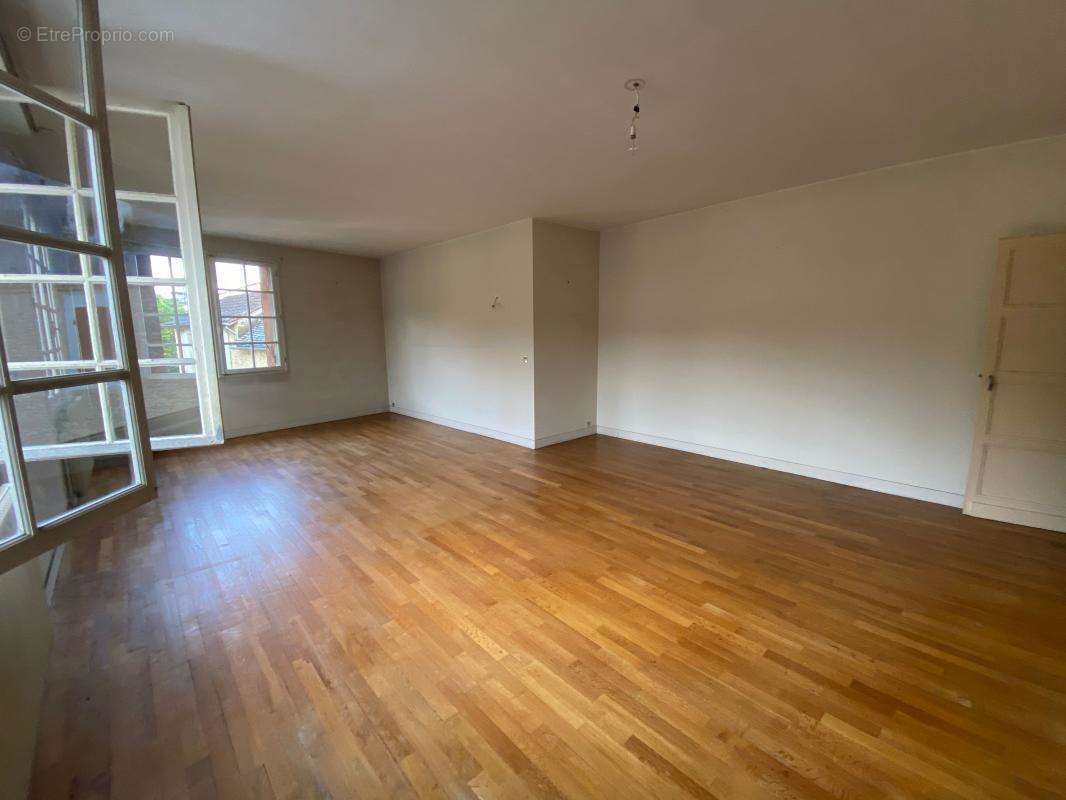 Maison à MAUZAC-ET-GRAND-CASTANG