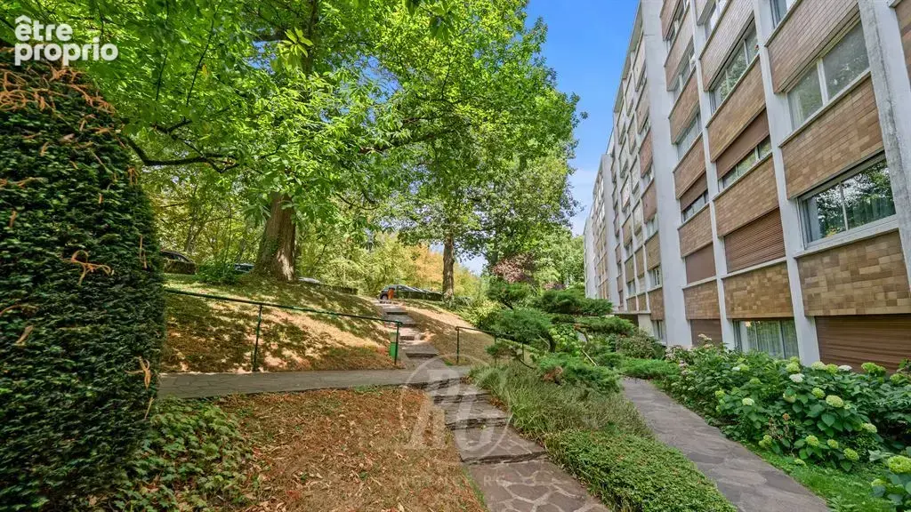 Découvrez cet élégant appartement traversant dans une résidence arborée - photo 11