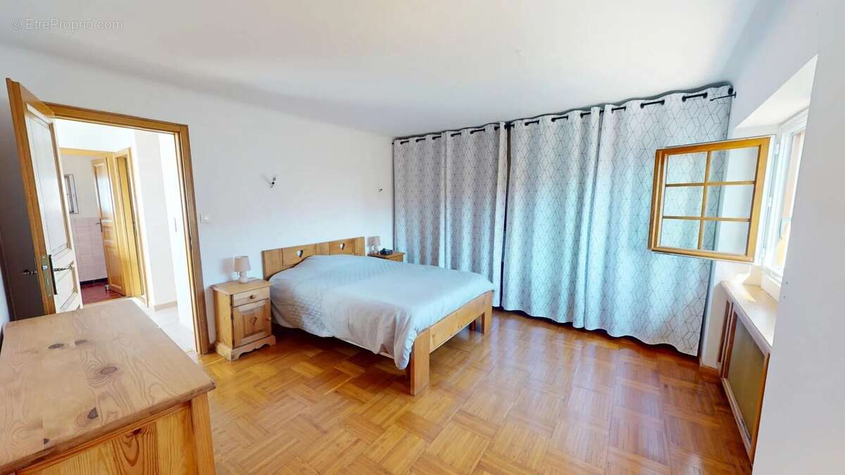 Maison à SAINT-MITRE-LES-REMPARTS