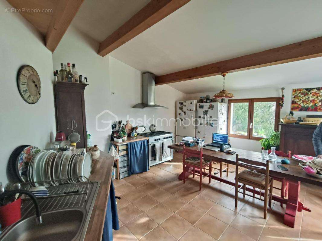 Ensemble Immobilier comprenant 2 maisons avec Piscine + Annexes sis sur 1 Terrain de 2.5 Hectares - photo 6