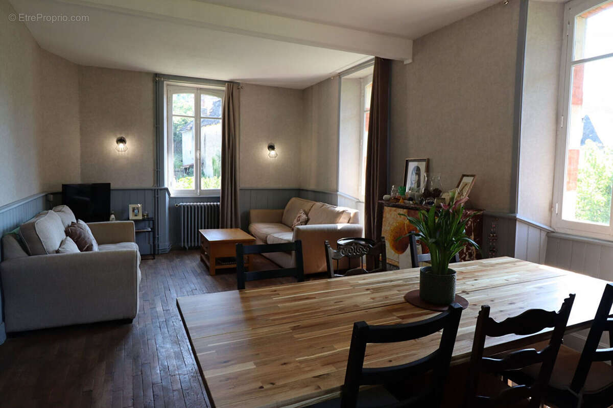 CORREZE. ST CHAMANT. Magnifique grande maison en pierre avec 5 chambres, dépendance et jardin de 3112m2. - photo 5