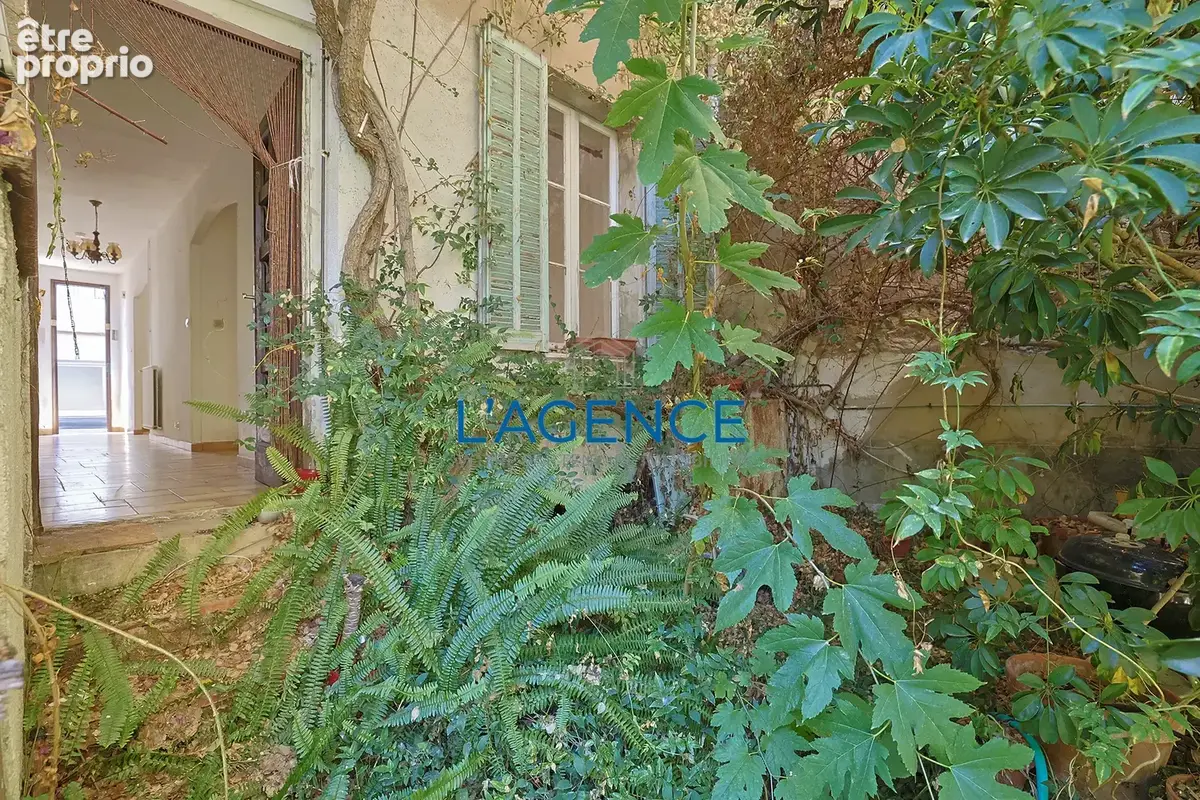 Hyères en plein coeur du quartier de la Gare , Maison de 140 m2 avec jardinet, exposée est ouest - photo 5
