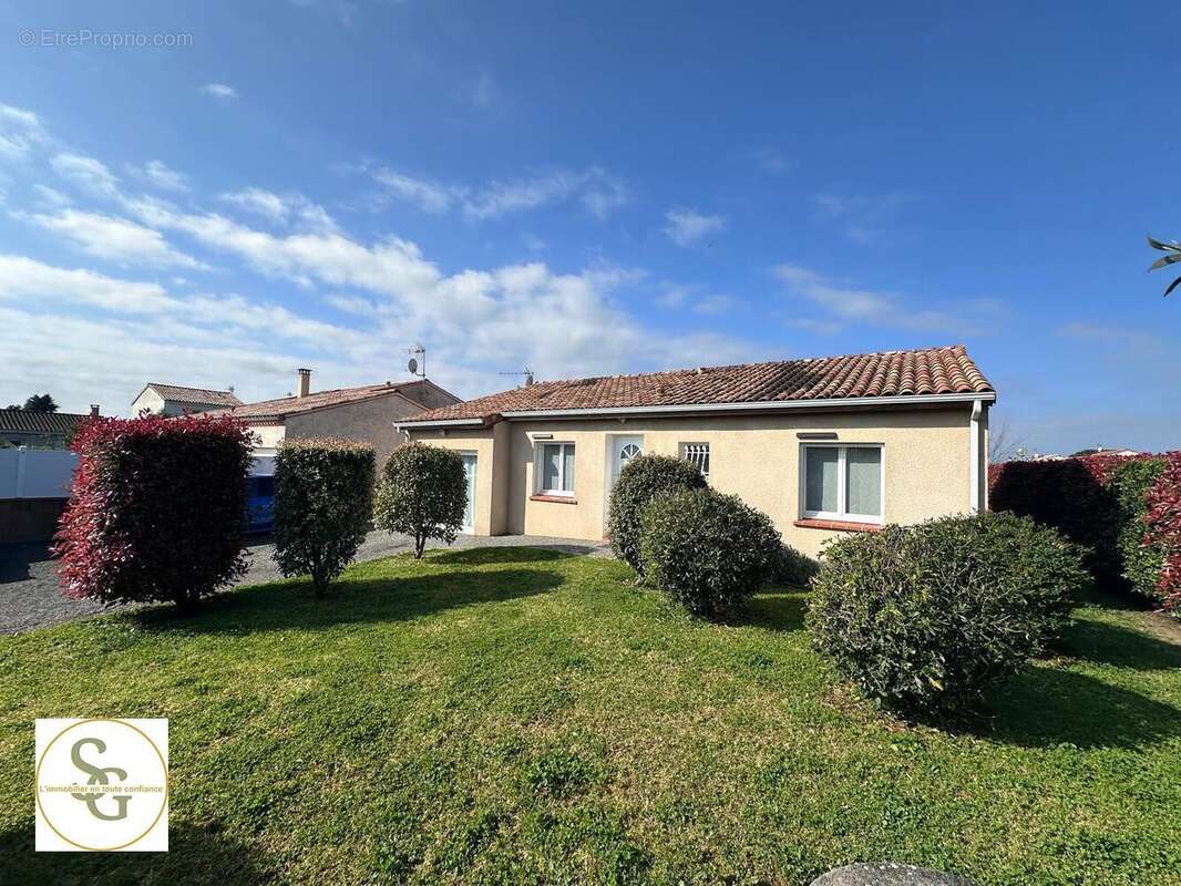   - Maison à LAGRAVE