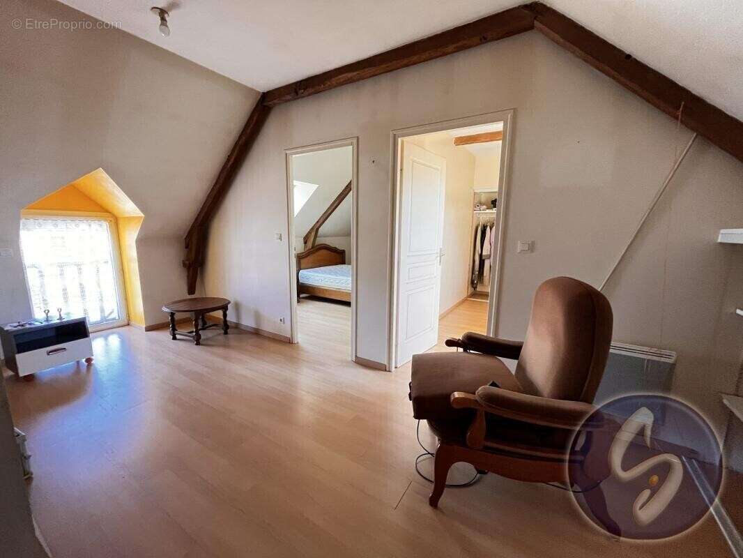 Maison de charme avec dépendances et fort potentiel - Proche - photo 8