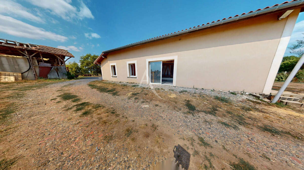 Ancienne maison de caractère rénovée avec vue dégagée sur la campagne - photo 12