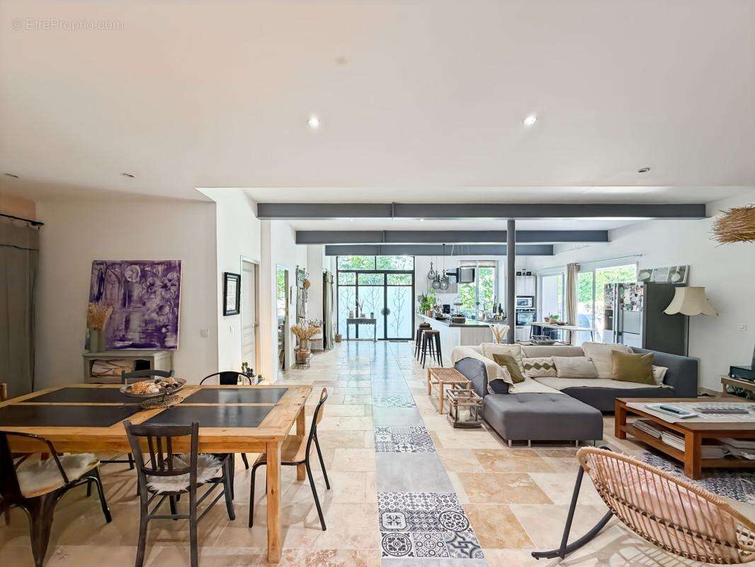 Chai rénové en loft de 152m², jardin, piscine, DPE A - photo 2