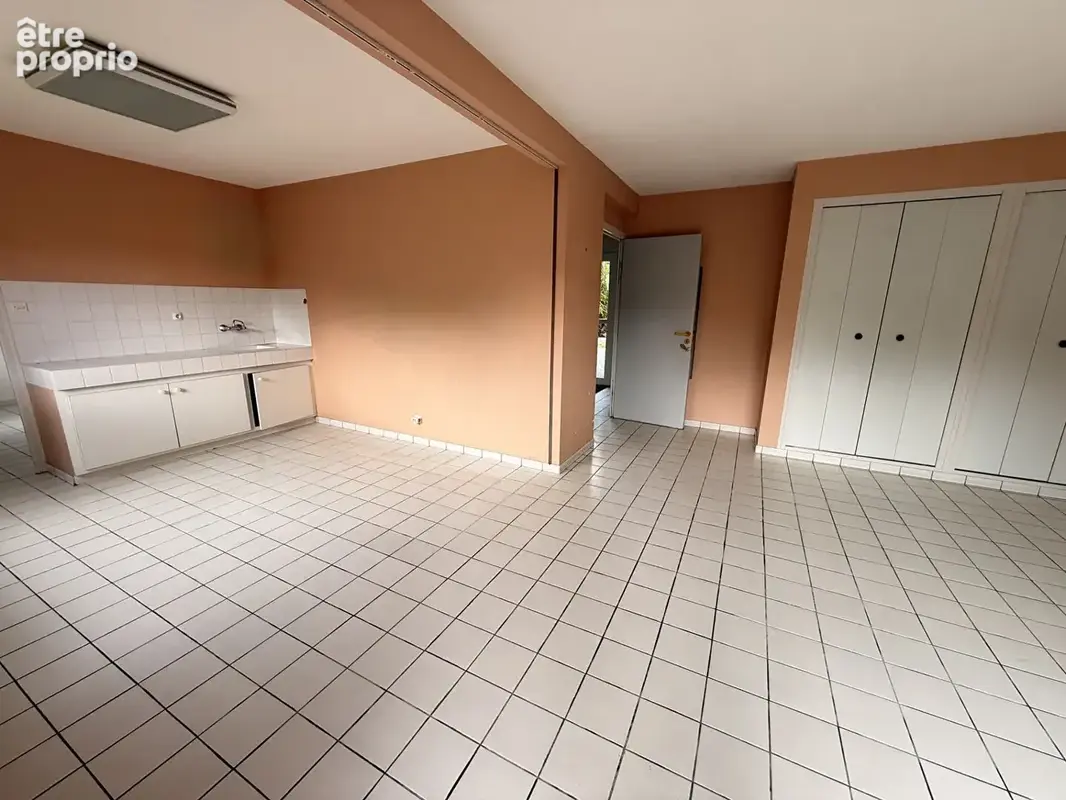 SANTEC, proche commerces, maison de 1989 à réaménager. - photo 4