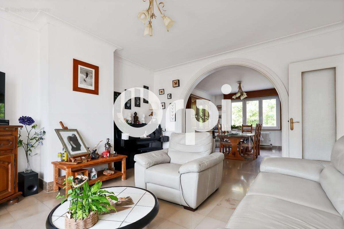 Maison 5 chambre(s), garage, buanderie, cuisine d'été, véranda, cave, jardin et terrasse exposés sud-ouest à ROSENDAËL (59240) - photo 3