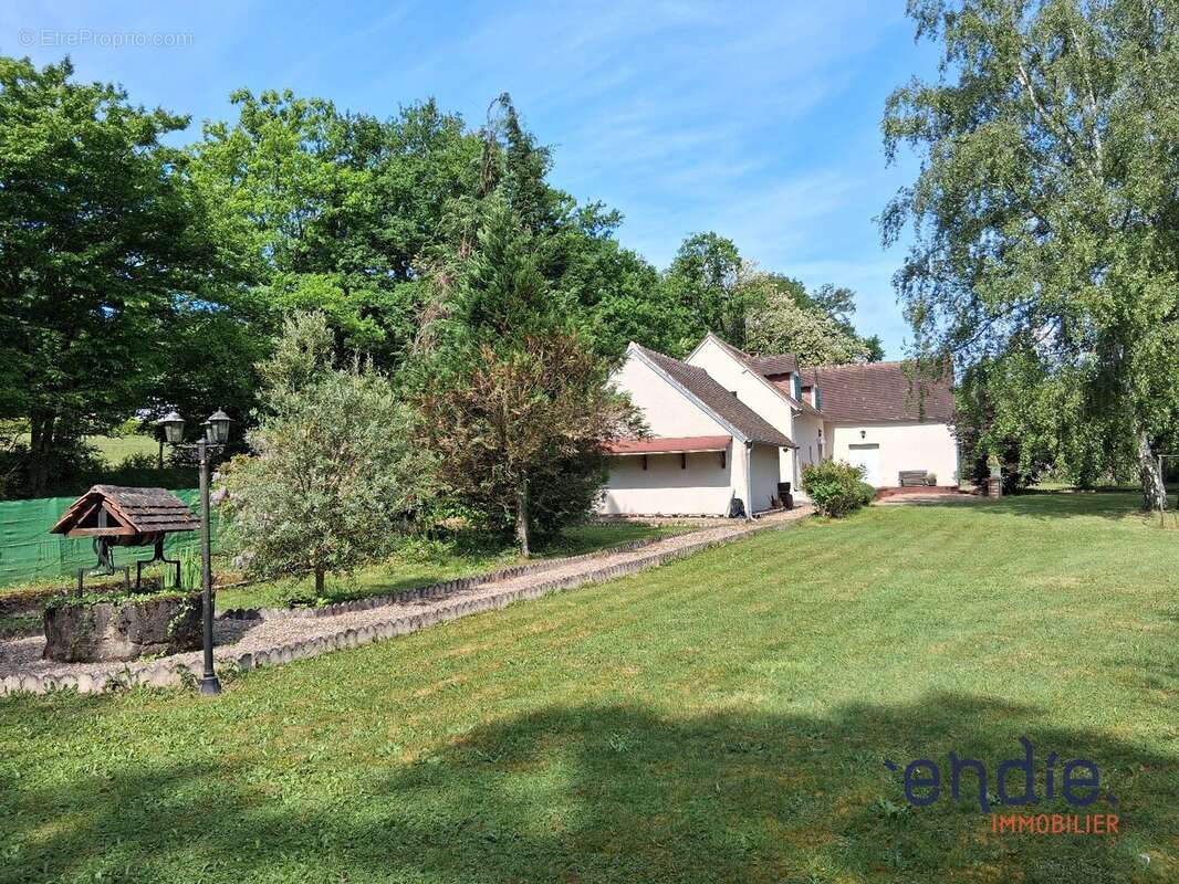 Maison à SAINT-BONNET-TRONCAIS