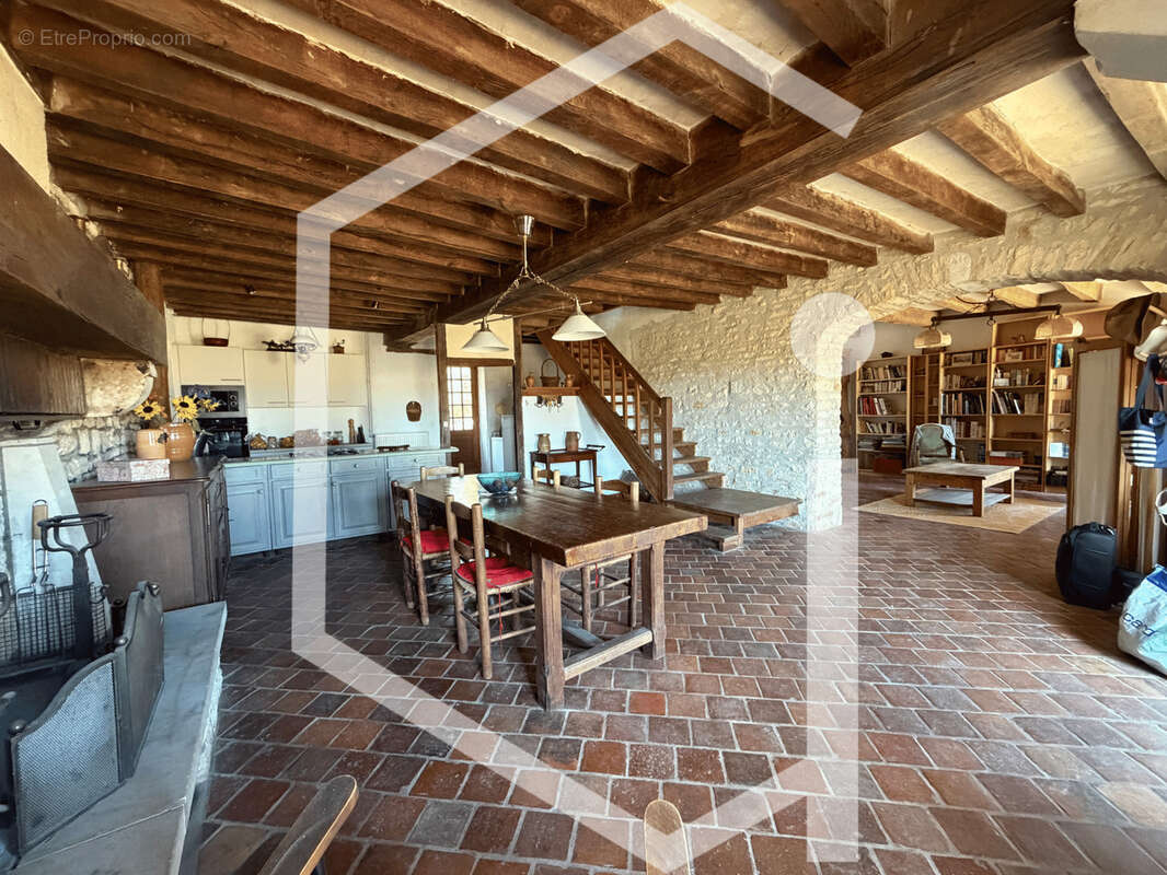 Maison de charme avec dépendances et terrain clos - photo 3