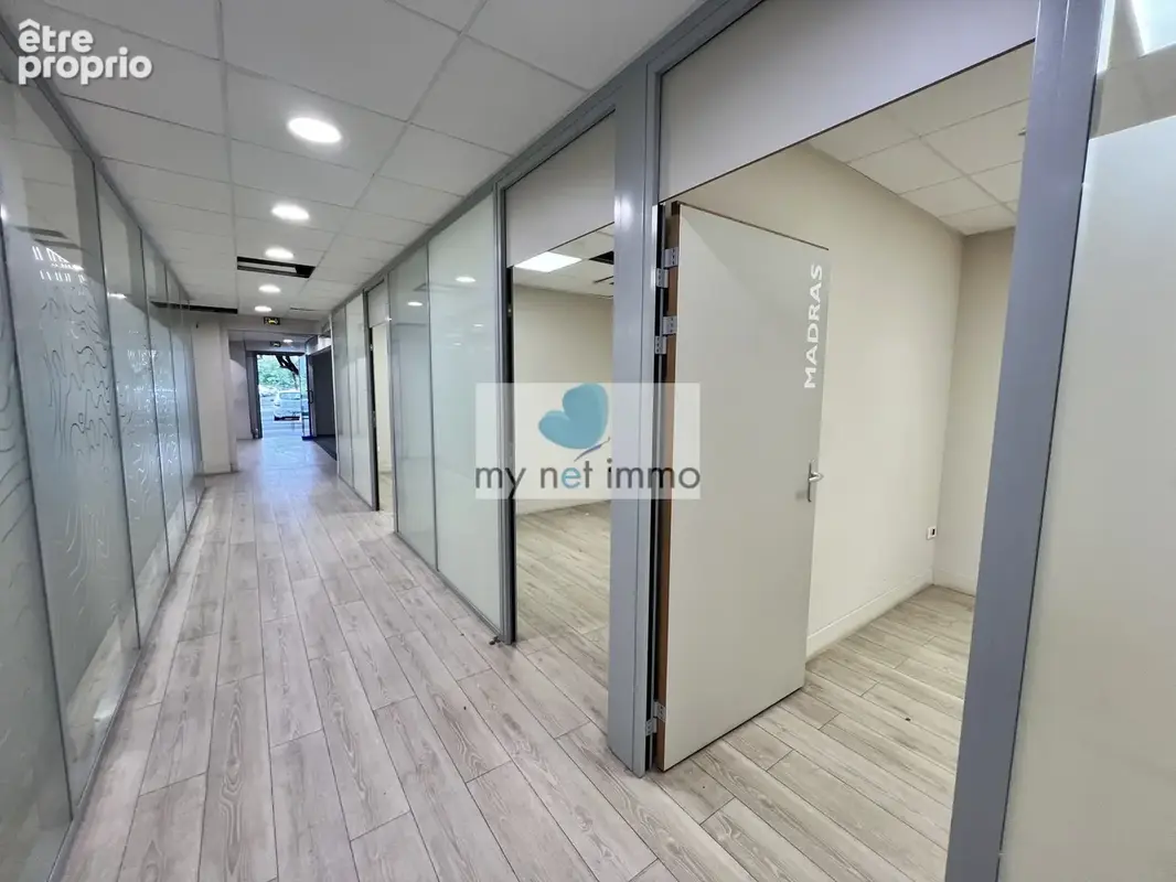 Tres beau local a louer de 224m2 idealement situe - photo 4