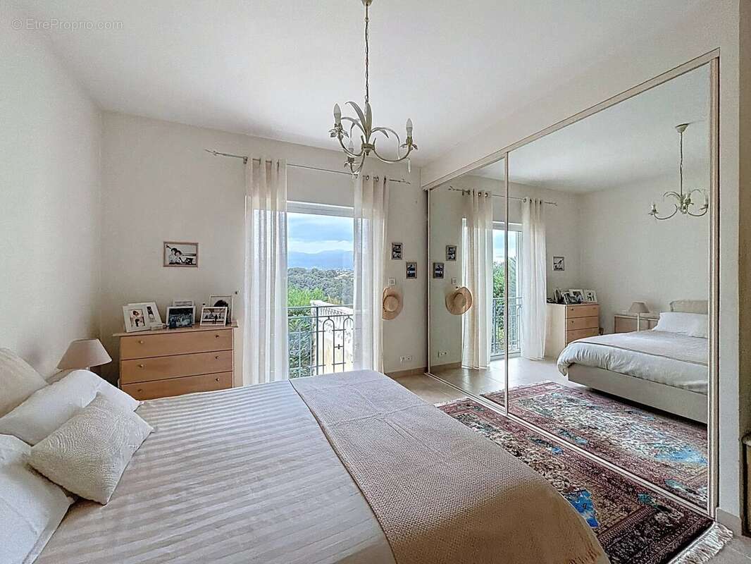 Maison à SAINT-LAURENT-DU-VAR