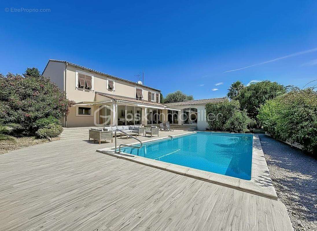 *** magnifique villa t7 de 222 m² avec piscine - castries *** - photo 2