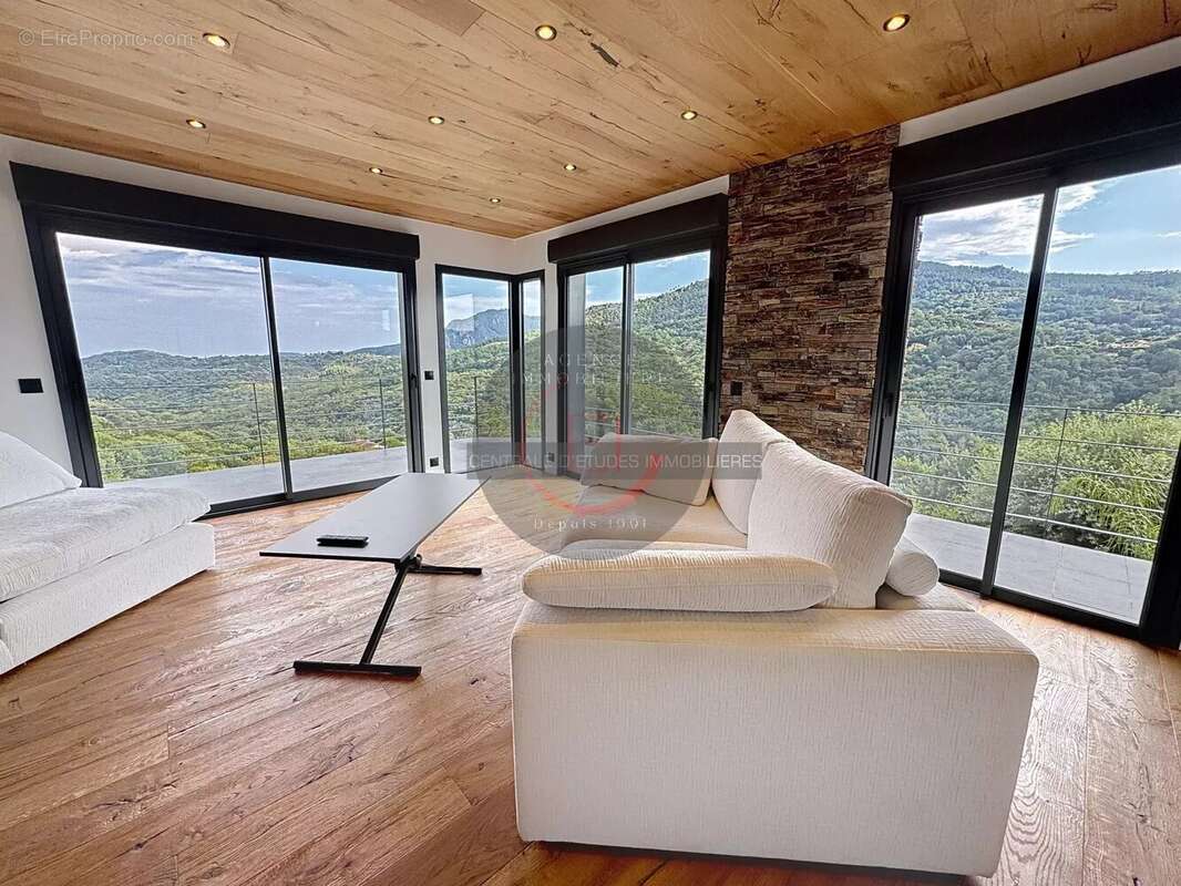 Maison à LES ADRETS-DE-L&#039;ESTEREL