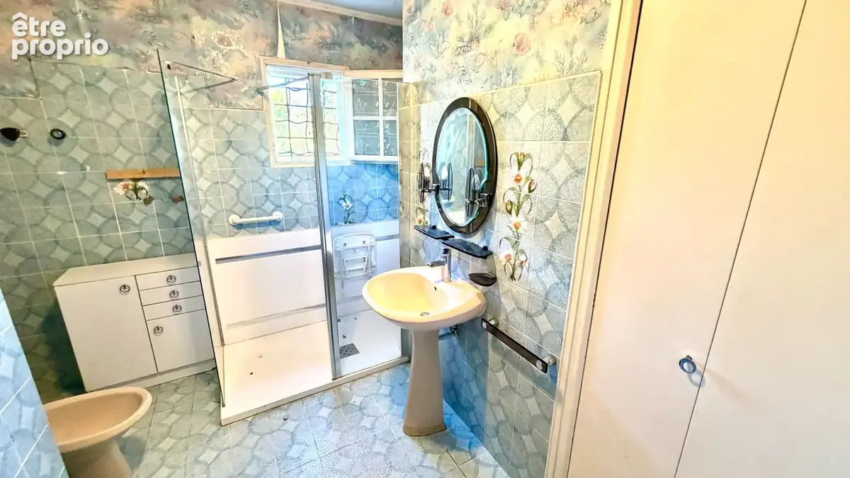 Maison de plain pied sur 428 m² de jardin clos et arboré. - photo 10