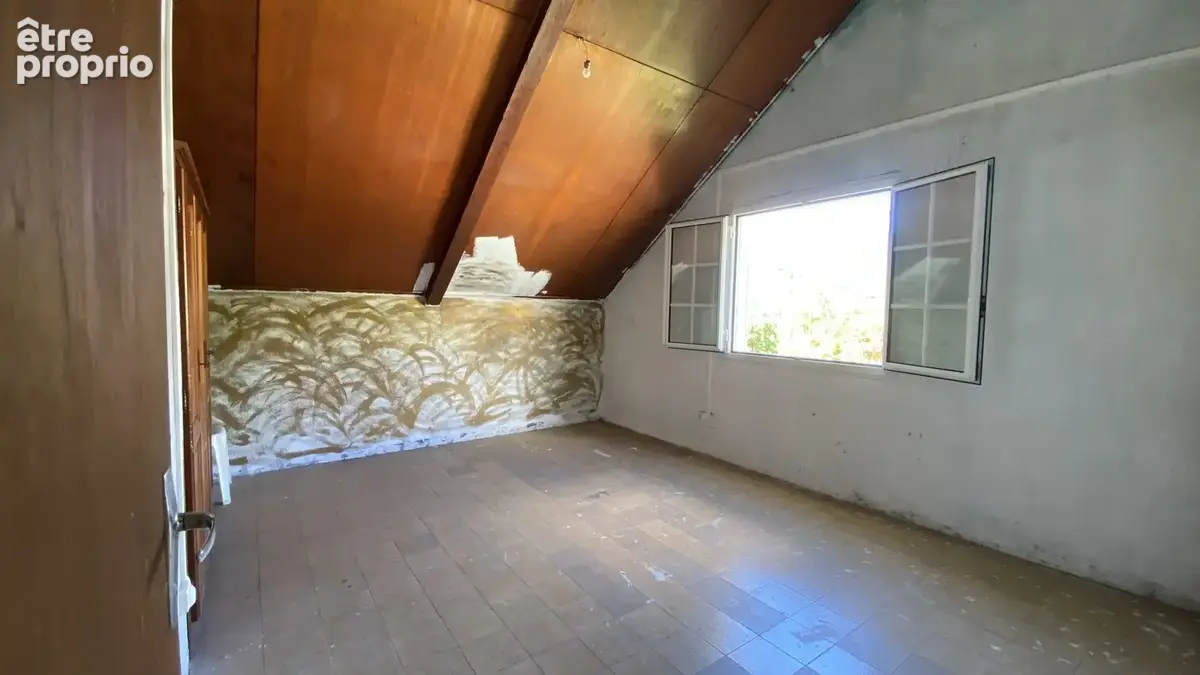 Chambre lumineuse avec rangements intégrés