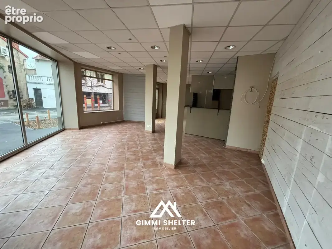 Local commercial hyper-centre avec visibilité et garage 100 m2 - photo 2