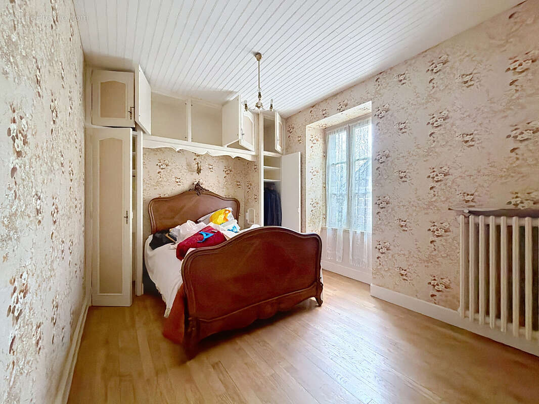 Maison à SAINT-CYR-LA-ROCHE