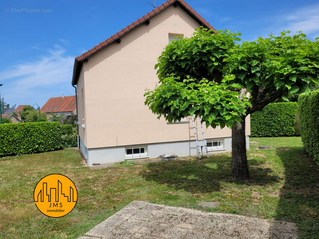 Maison à LE MONTET