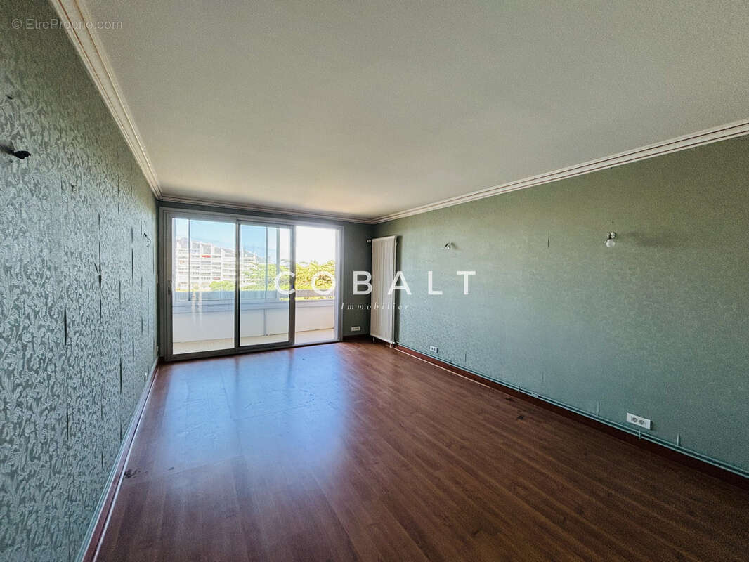 Bel appartement de 50 m2 à rafraîchir dans une résidence avec tennis - photo 4