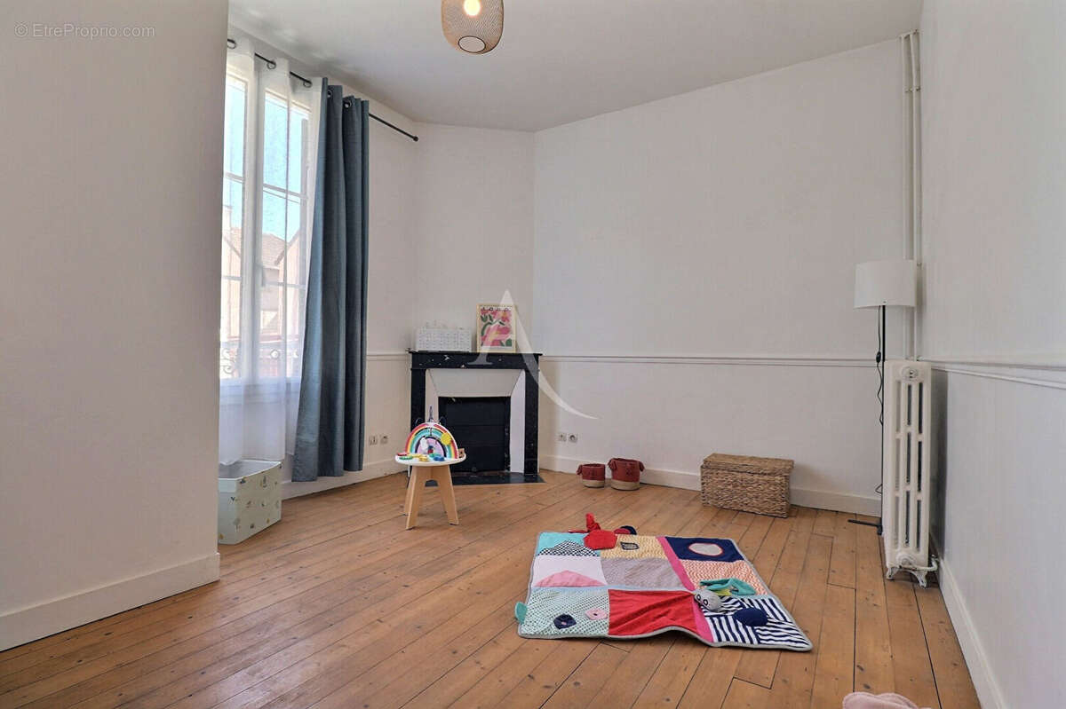 Beaucoup de cachet pour cette belle maison à Maisons Laffitte 4 pièce(s) 80 m2, 3 chambres, jardin, cave, parking ! - photo 9