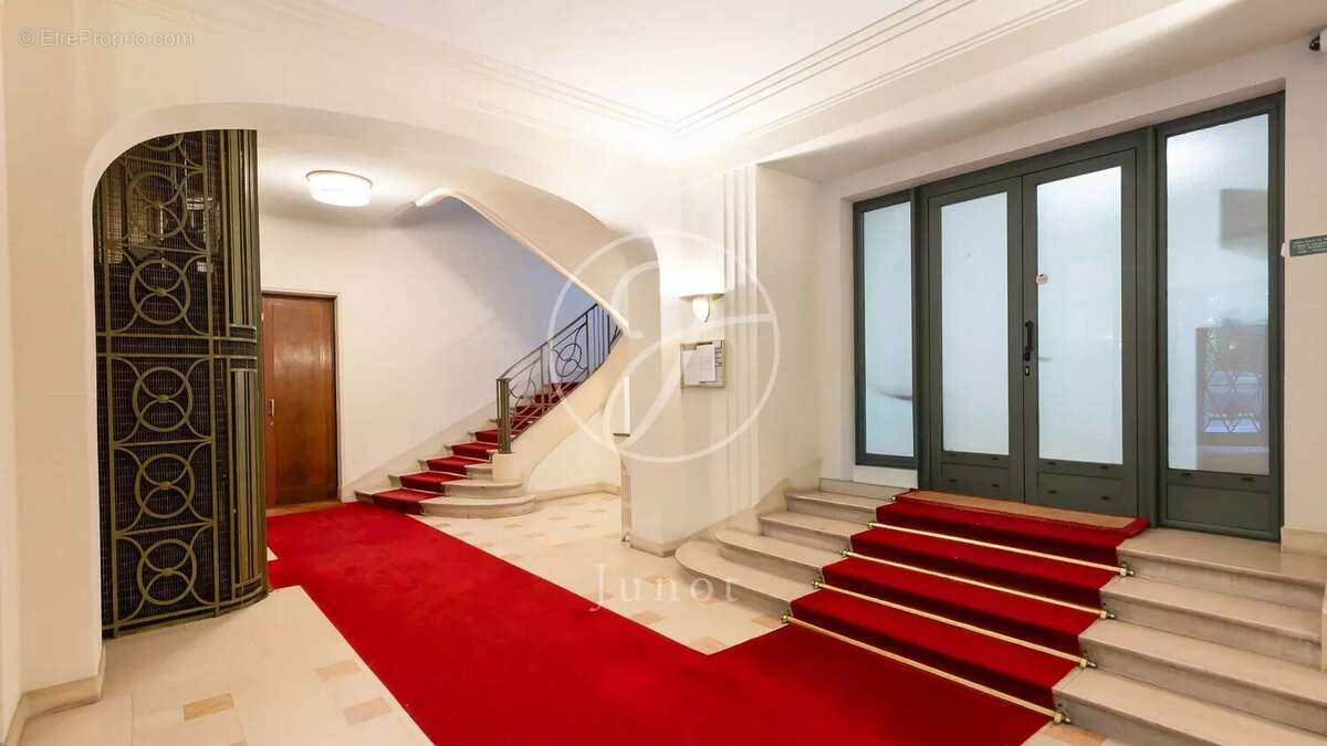 Appartement à PARIS-16E