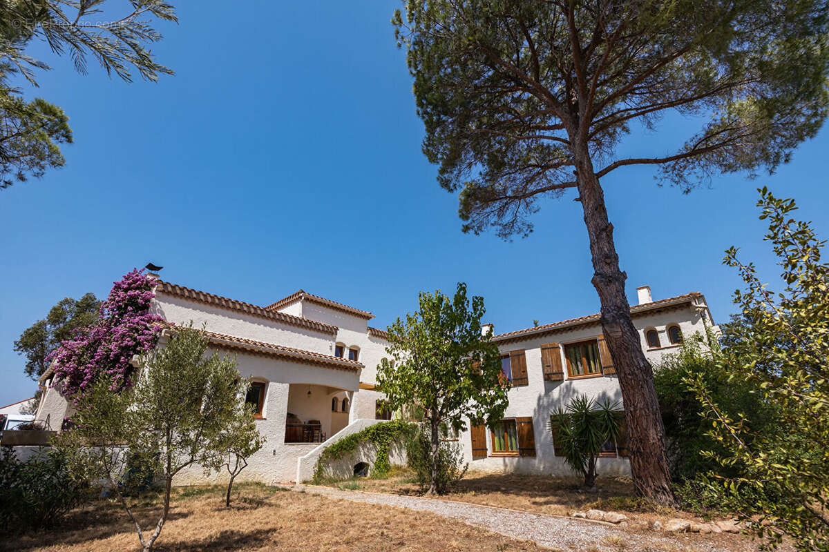 domaine  avec Gîtes, deux maisons et roulotte. - photo 2