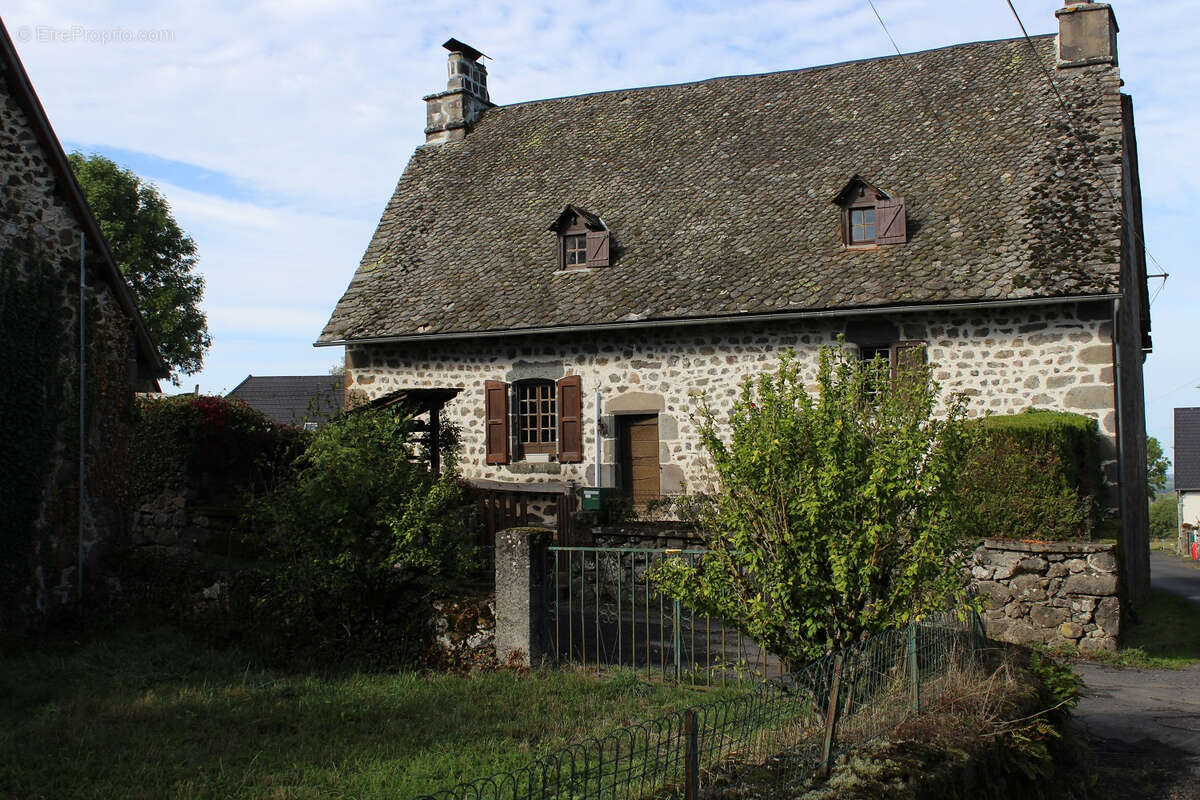 Maison à SAINT-MARTIN-CANTALES