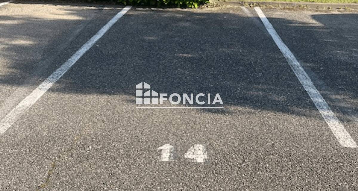 Parking à MIRIBEL