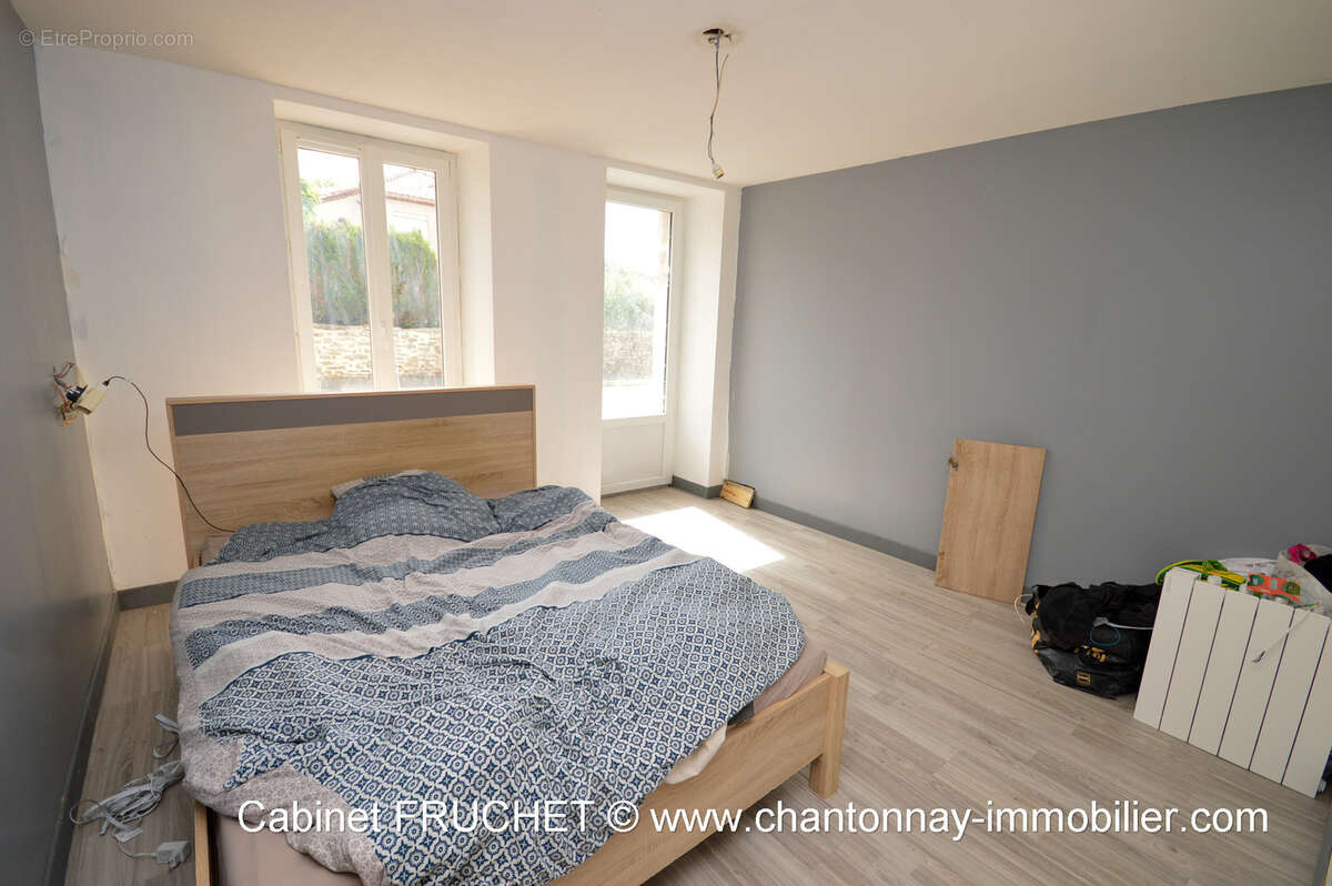 Axe CHANTONNAY - ESSARTS-EN-BOCAGE - Grande maison de caractère offrant beaucoup de potentiel - photo 6