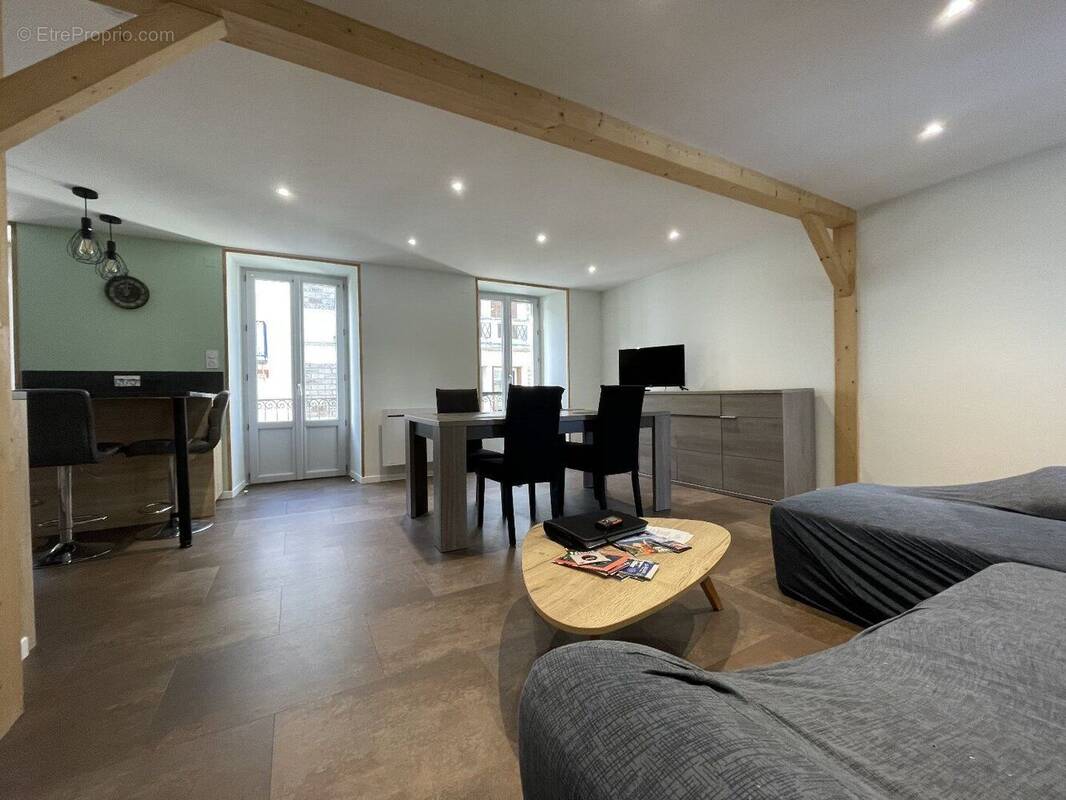 Appartement à VIC-SUR-CERE