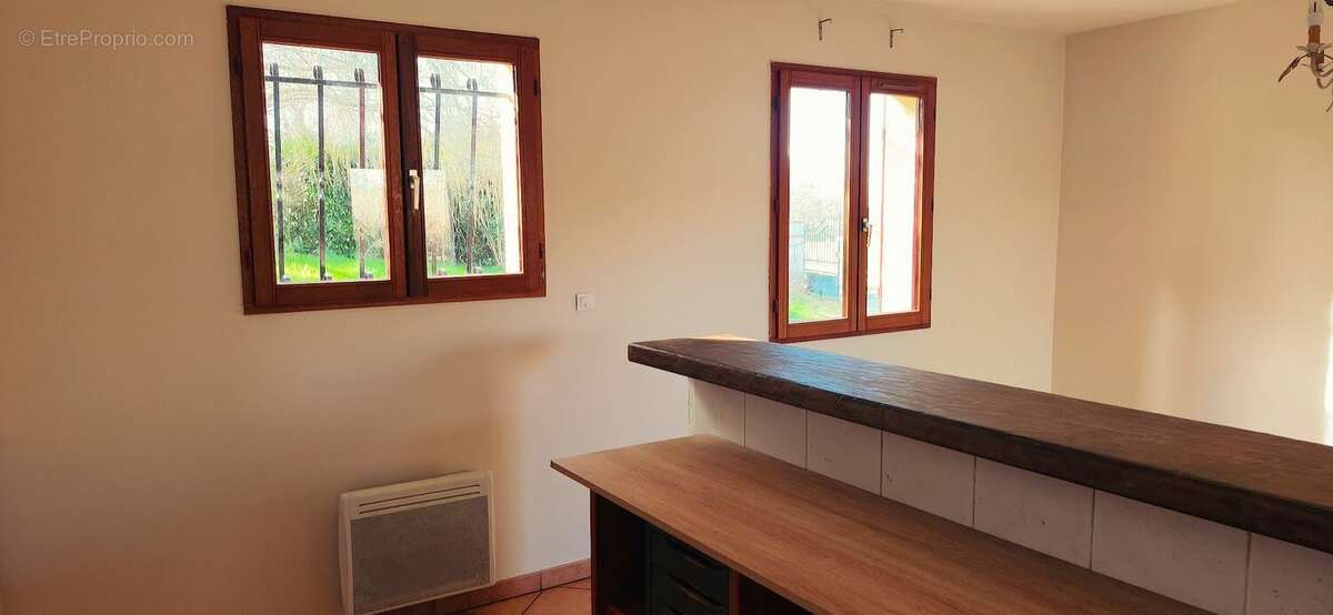 Maison individuelle récente avec garage et magnifique terrain arboré de 2000 m² - photo 4
