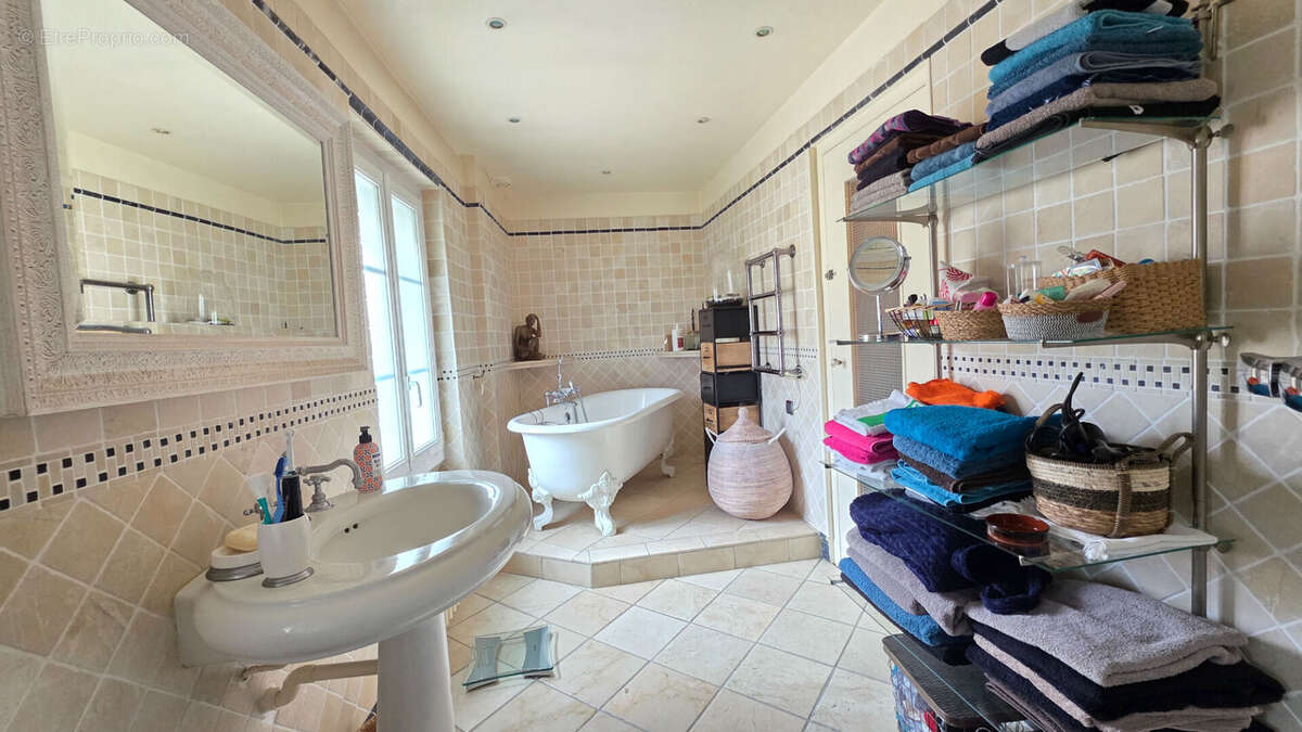 Longère rénovée de 175 m²  avec dépendances  - 887 m² - photo 12