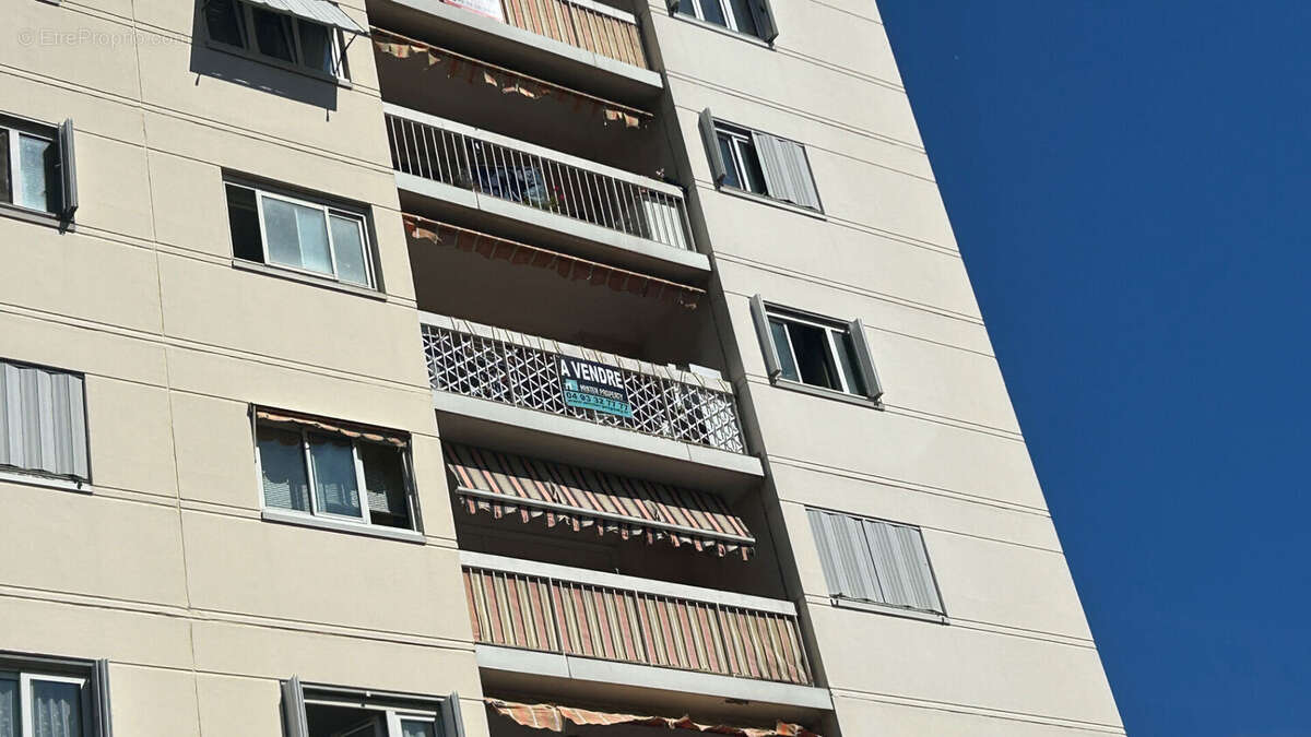 Saint Laurent Du Var  : 4 pièces 84 m2 avec terrasse, cave et parking collectif - photo 4