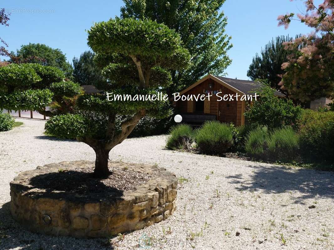 Superbe domaine touristique, 3 ha, 5 chalets bois, salle de réception, maison d'habitation, piscine, divers dépendances - photo 26