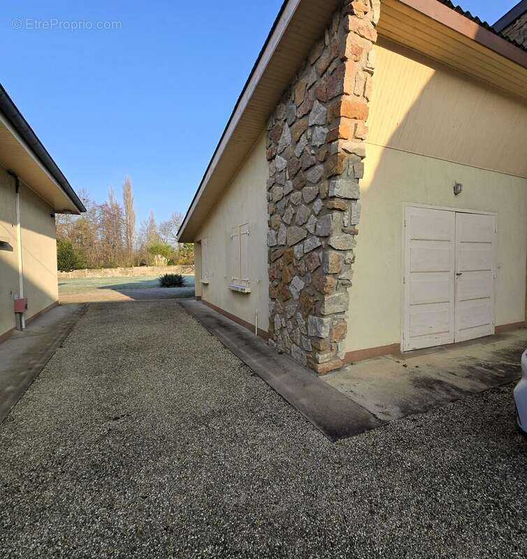 Maison à BAGE-LE-CHATEL