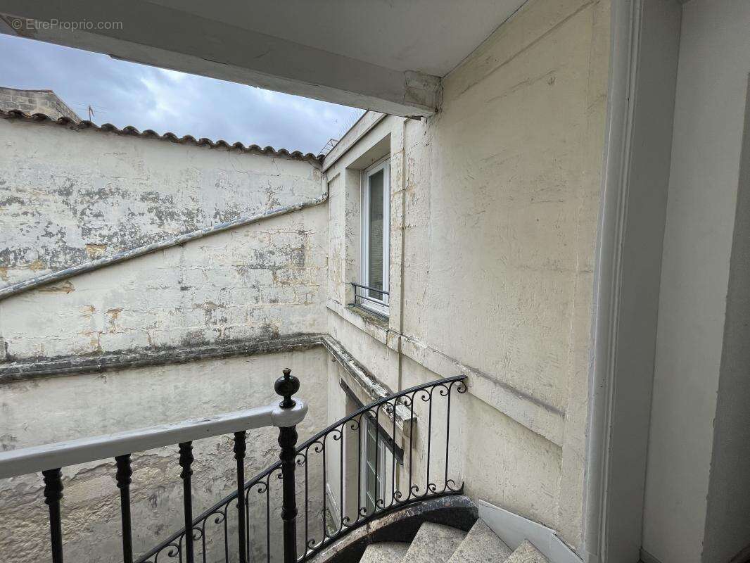A vendre Studio à rénover entièrement dans le centre de. bordeaux - photo 2