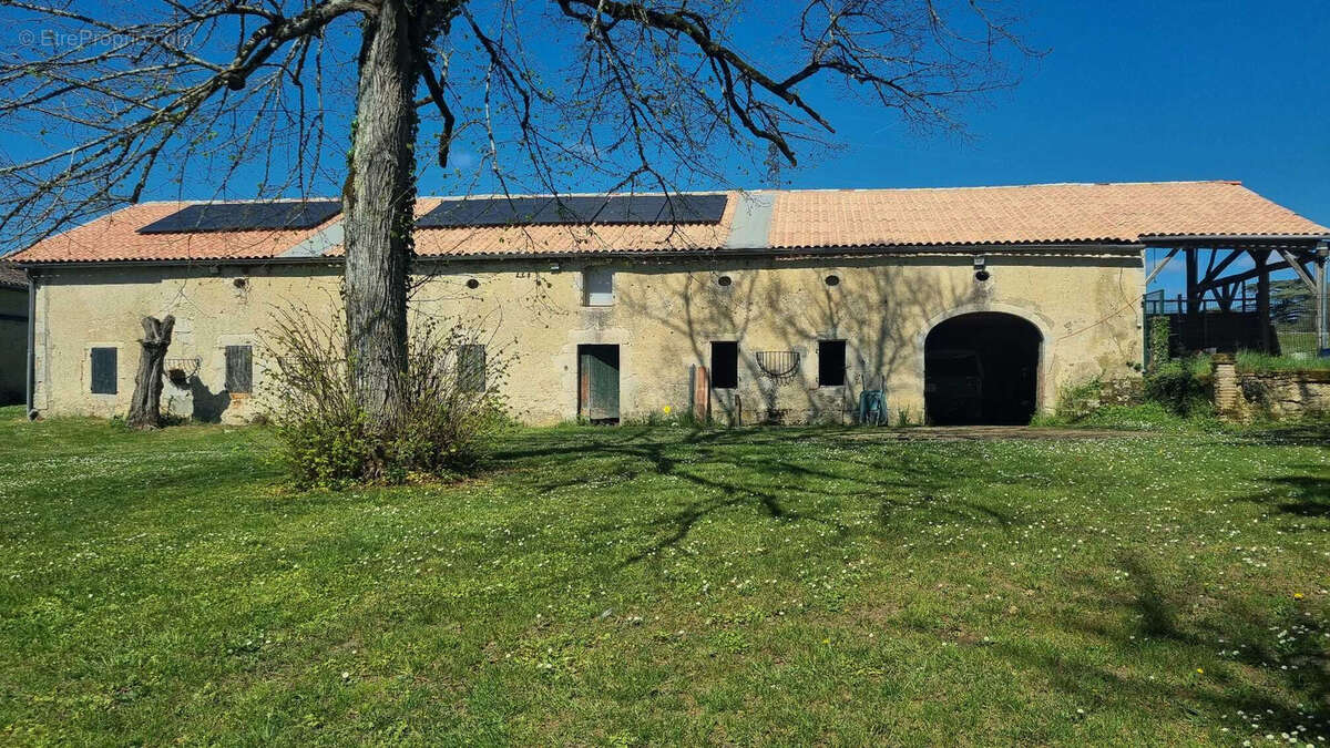 Très beau château datant du XVI ème entièrement rénové au milieu de 50 hectares et ses trois lacs situé dans l - photo 48