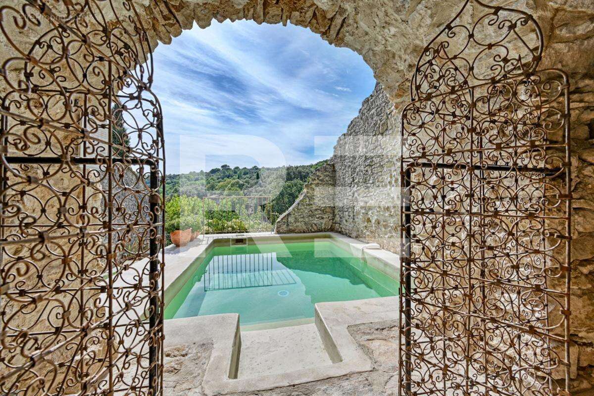 Maison à LA ROQUE-SUR-CEZE